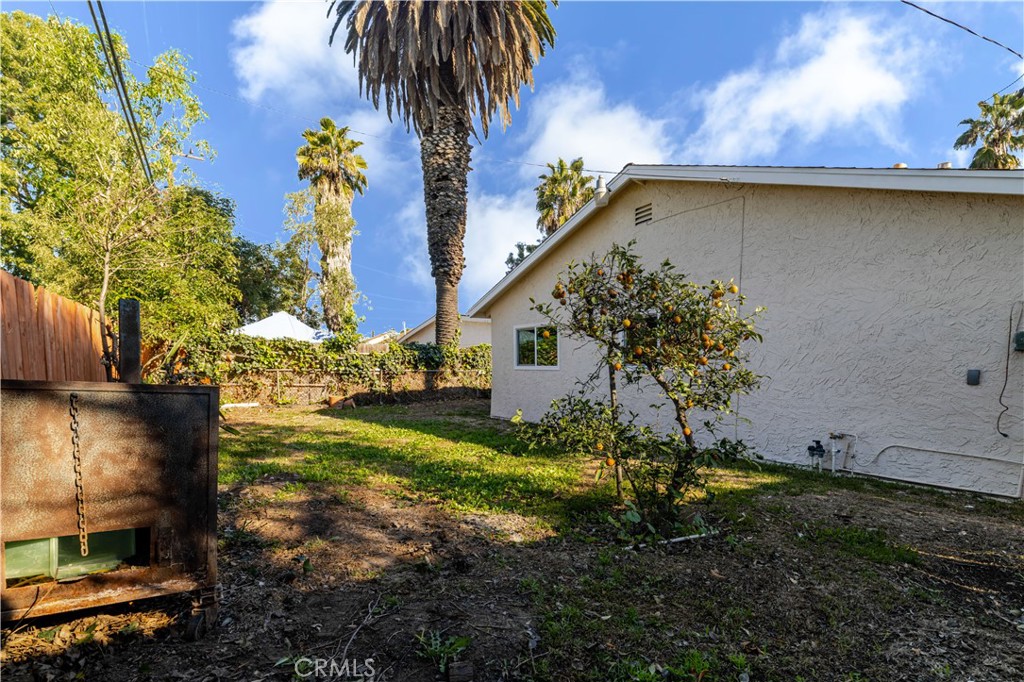 917 South Aprilia Avenue Compton, CA 90220 - Photo 20 of 24 a backyard of a house with lots of green space
