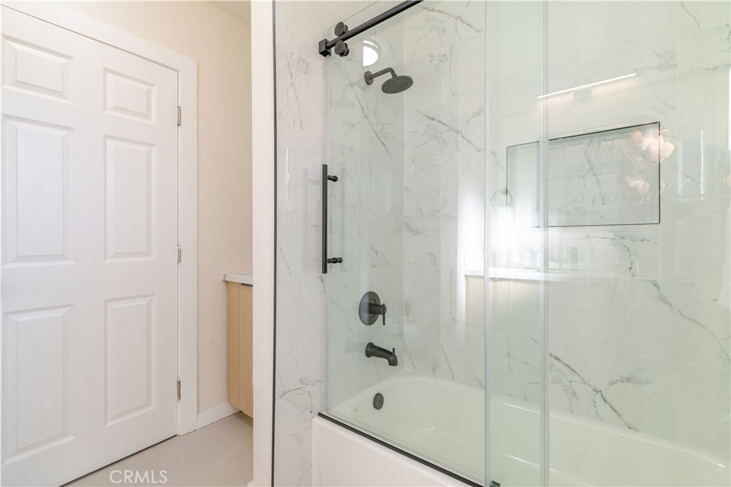 917 South Aprilia Avenue Compton, CA 90220 - Photo 9 of 24 a bathroom with a bathtub