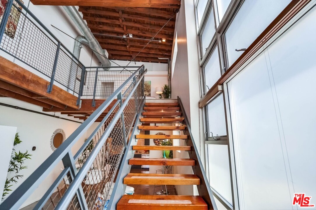 849 Pine Avenue Long Beach, CA 90813 - Photo 16 of 39 a view of entryway