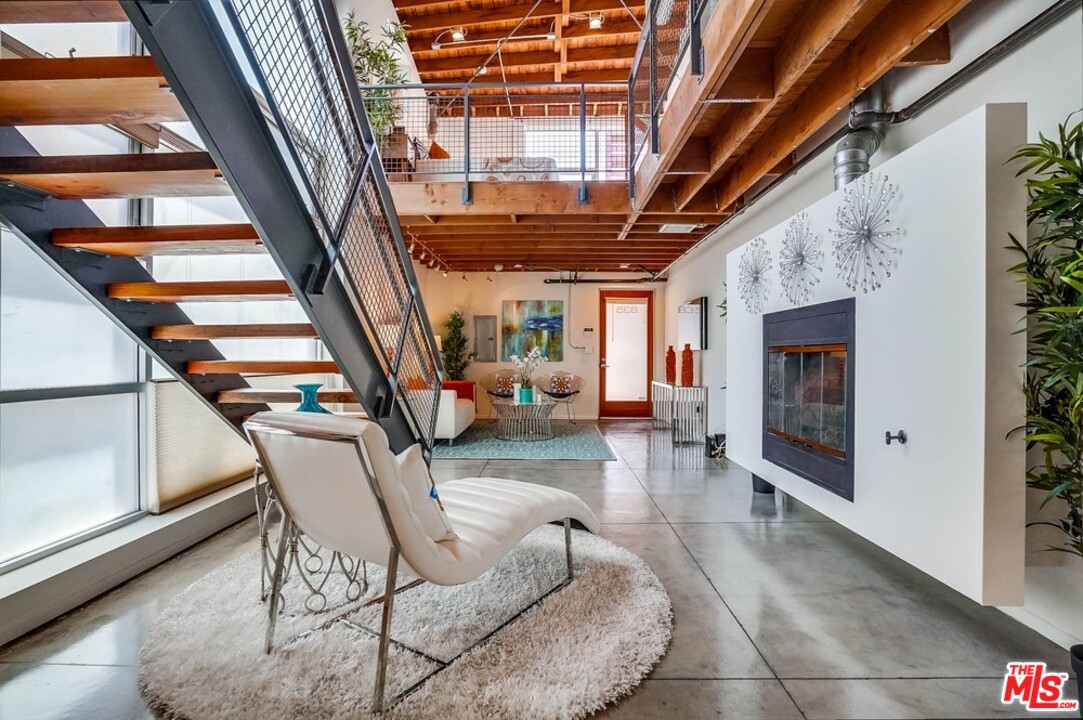 849 Pine Avenue Long Beach, CA 90813 - Photo 17 of 39 a view of entryway