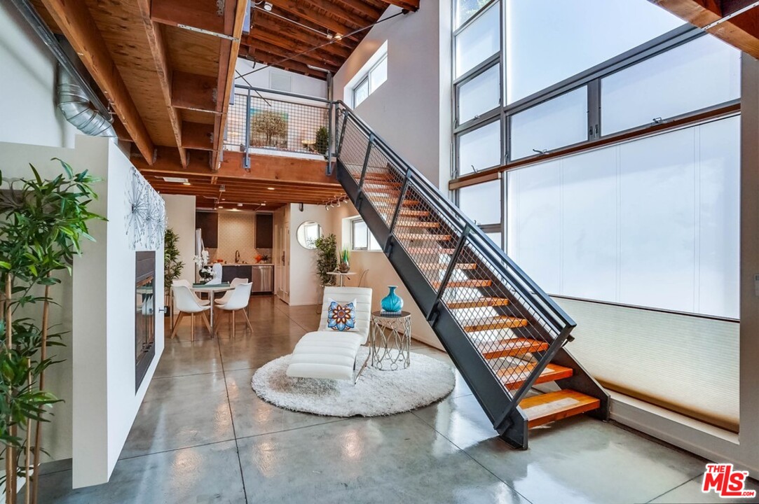 849 Pine Avenue Long Beach, CA 90813 - Photo 2 of 39 a living room with furniture