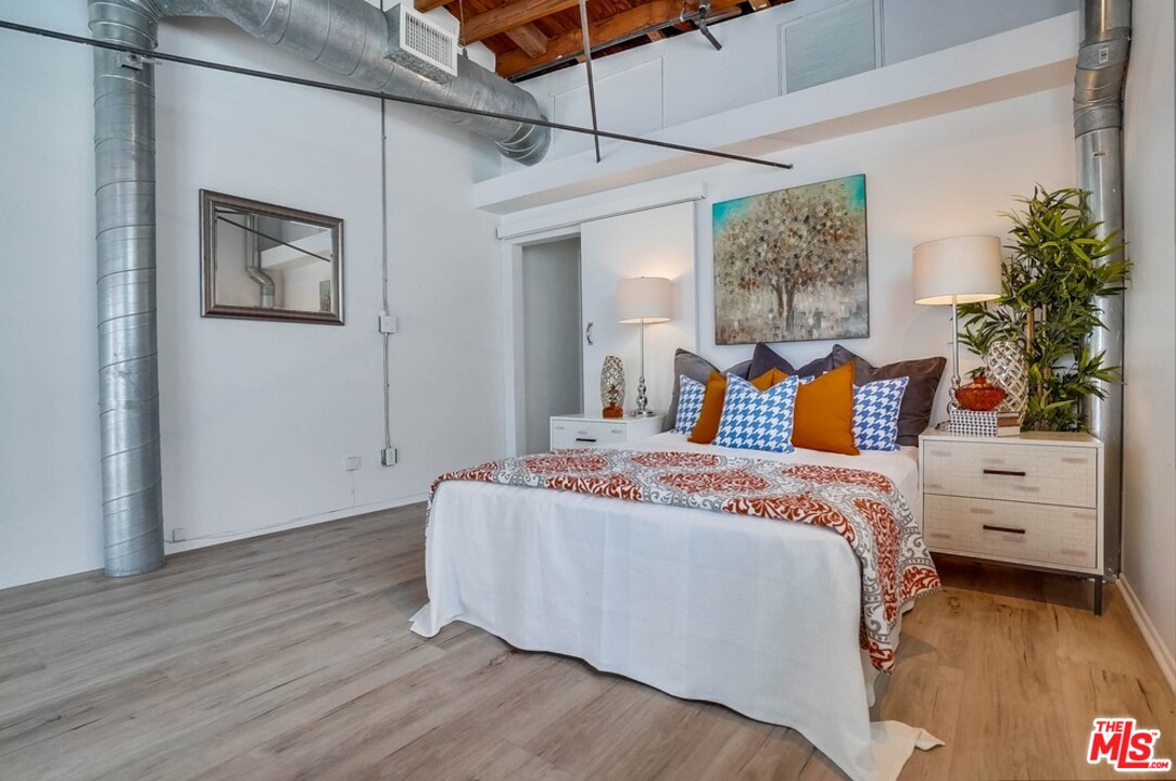 849 Pine Avenue Long Beach, CA 90813 - Photo 32 of 39 a bedroom with a bed and a potted plant