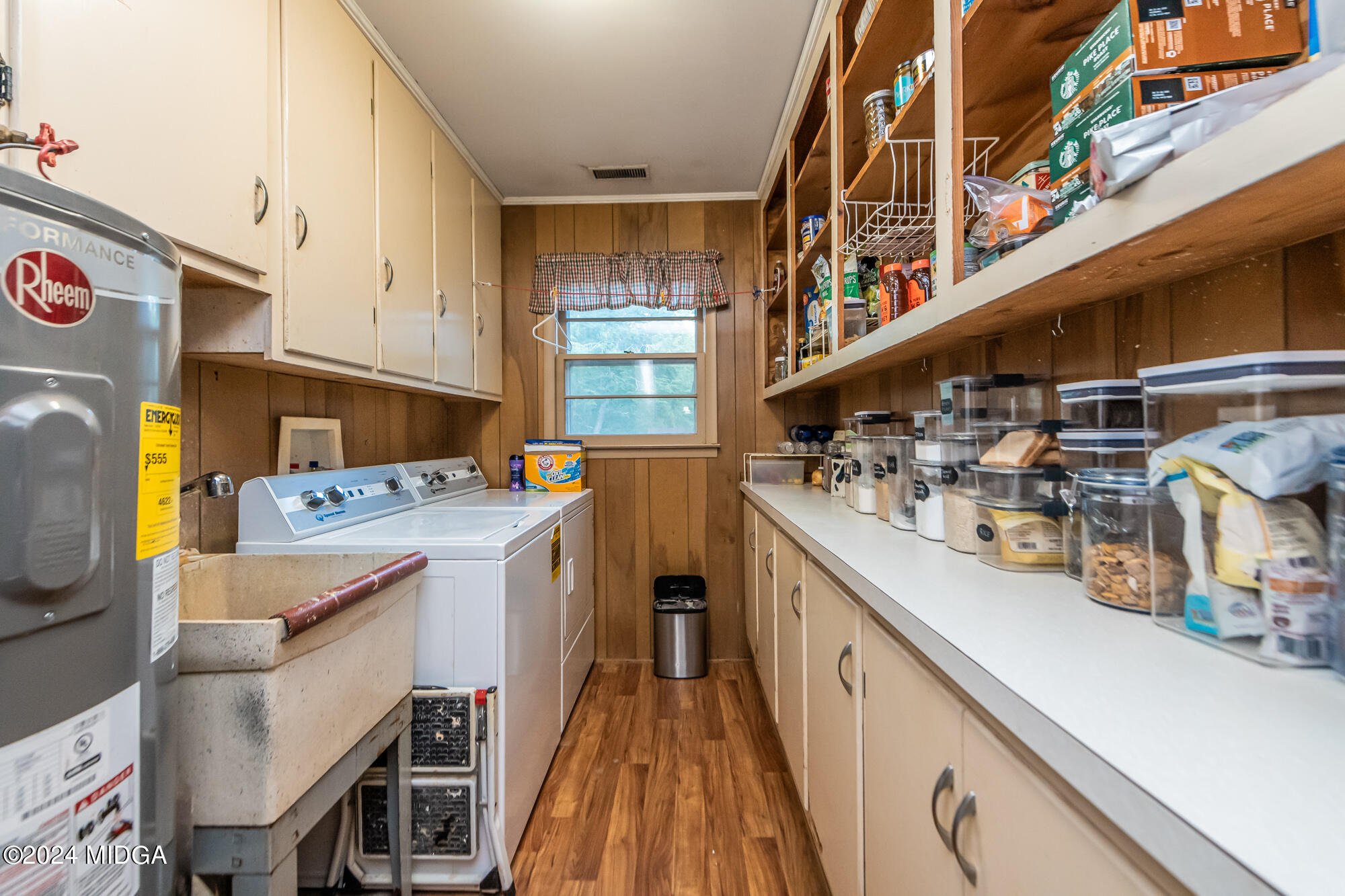694 Cumslo Road Gray, GA 31032 - Photo 5 of 17 a kitchen that has a lot of cabinets in it