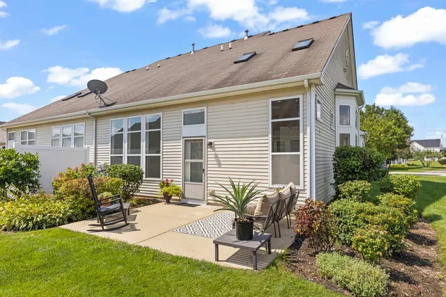 $337,900 | 911 Bluebell Circle, Joliet, IL 60431