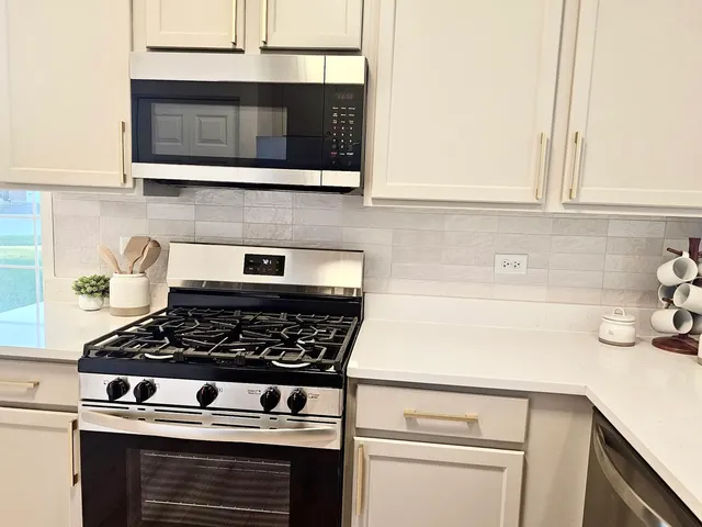 $337,900 | 911 Bluebell Circle, Joliet, IL 60431