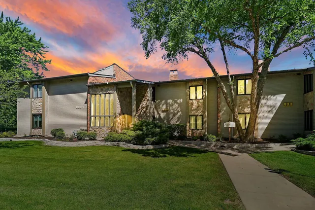 $2,700 | 31 Abbey Villa Circle, Unit A, Fontana, WI 53125