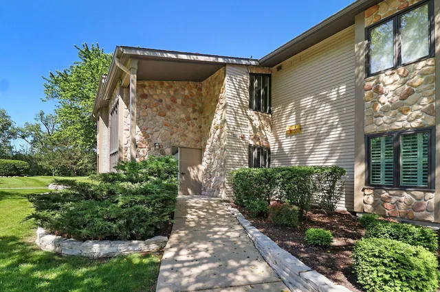 $2,700 | 31 Abbey Villa Circle, Unit A, Fontana, WI 53125