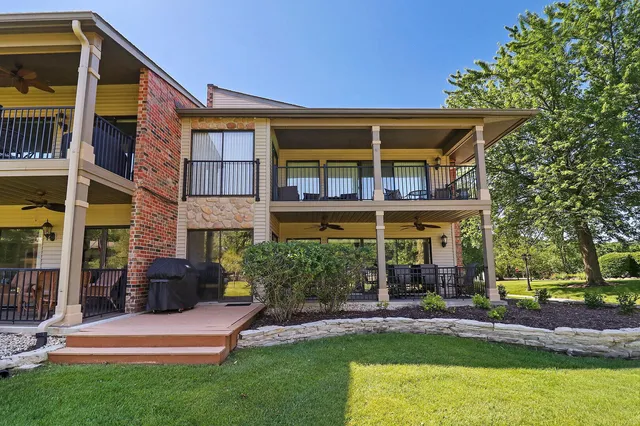 $2,700 | 31 Abbey Villa Circle, Unit A, Fontana, WI 53125