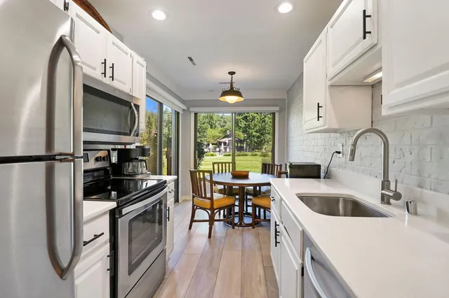 $2,700 | 31 Abbey Villa Circle, Unit A, Fontana, WI 53125