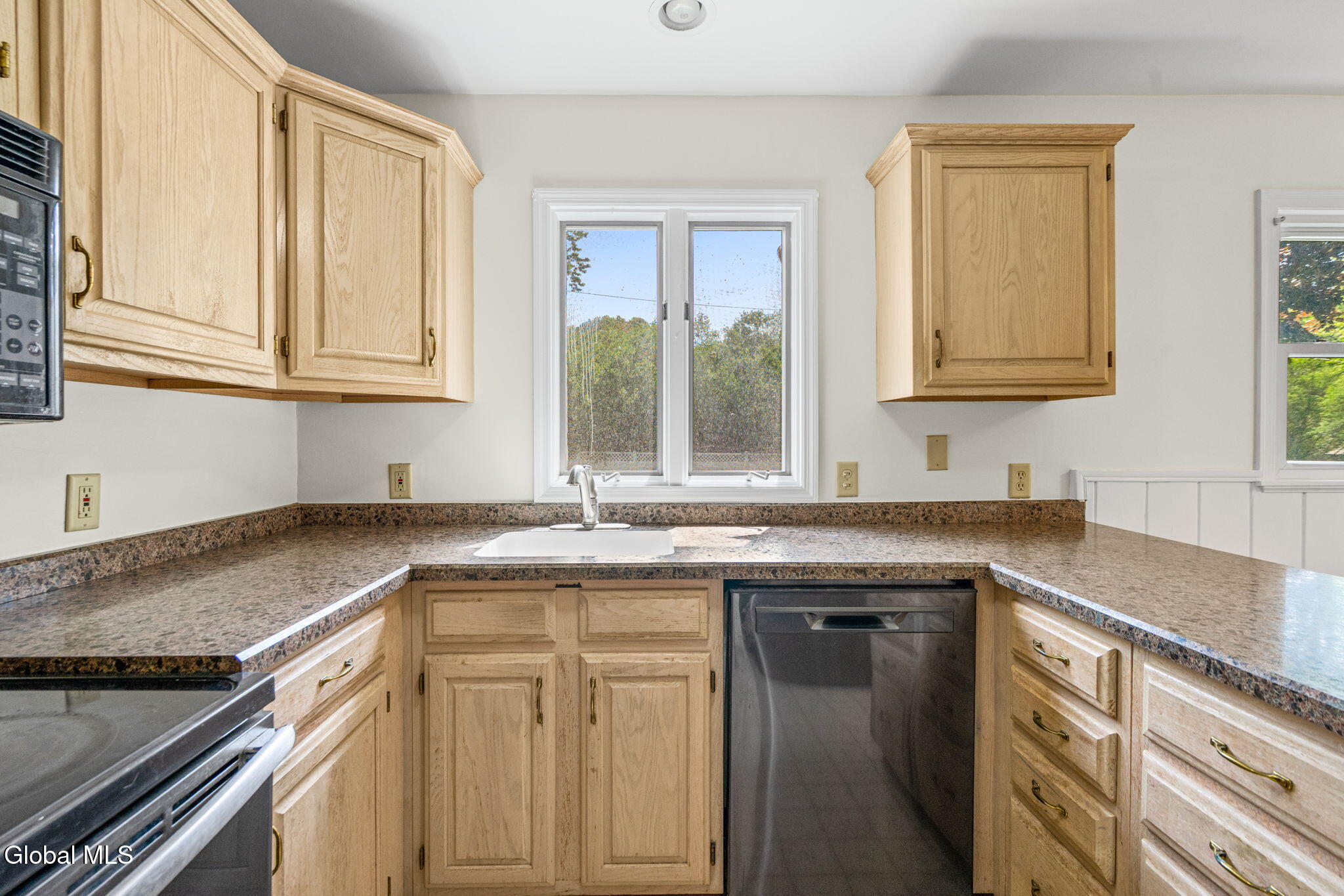 1246 Sumner Avenue Schenectady, NY 12309 - Photo 4 of 37 21-web-or-mls-1246-sumner-ave