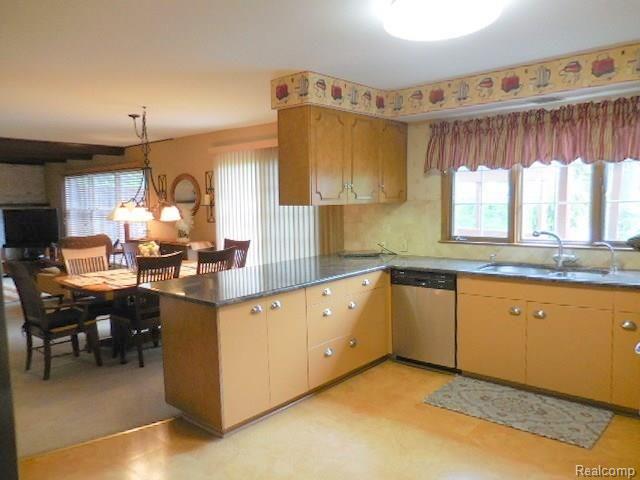 25551 Wykeshire Road Farmington Hills, MI 48336 - Photo 7 of 46