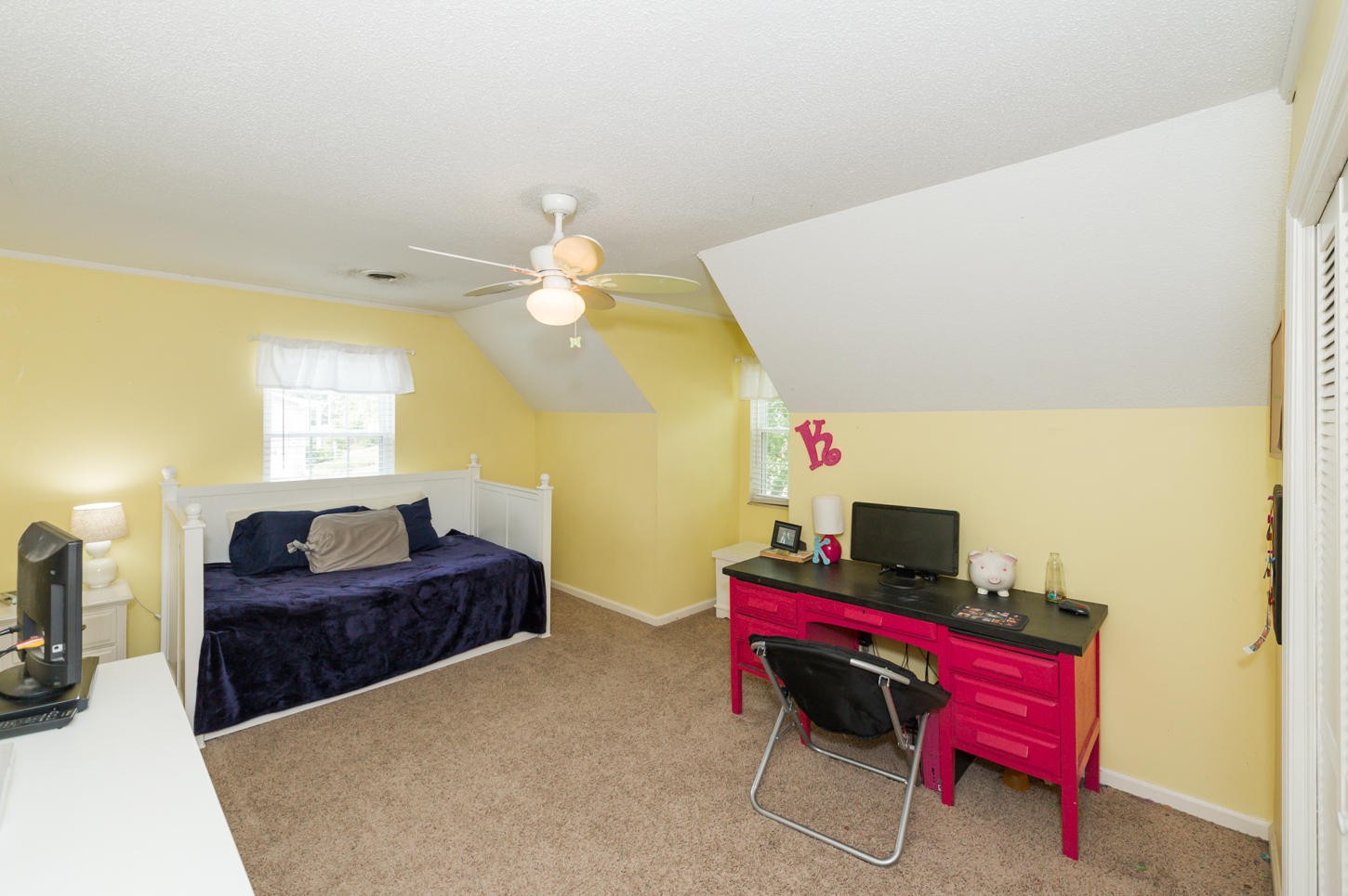1118 Ridgeway Circle Athens, TN 37303 - Photo 24 of 30 a living room with furniture and a table