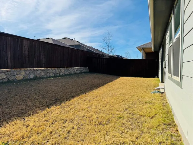 a view of a backyard