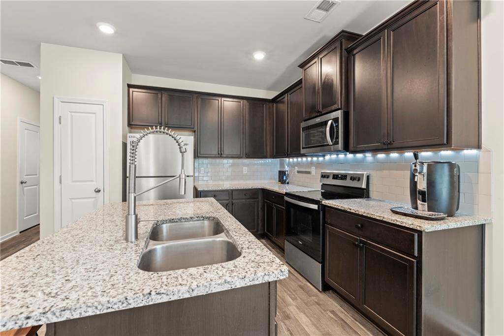 7041 Livia Point Riverdale, GA 30296 - Photo 4 of 23