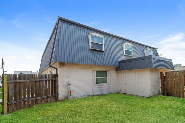 a view of a back yard of the house