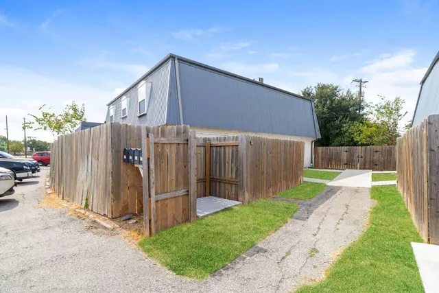 $1,050 | 7202 Twin Crest Drive, Unit 103, Austin, TX 78752