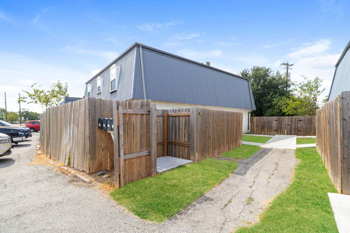 7202 Twin Crest Drive, Unit 103 Austin, TX 78752 - Photo 14 of 14 a view of a back yard of the house