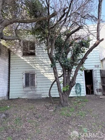 a view of a house with a backyard
