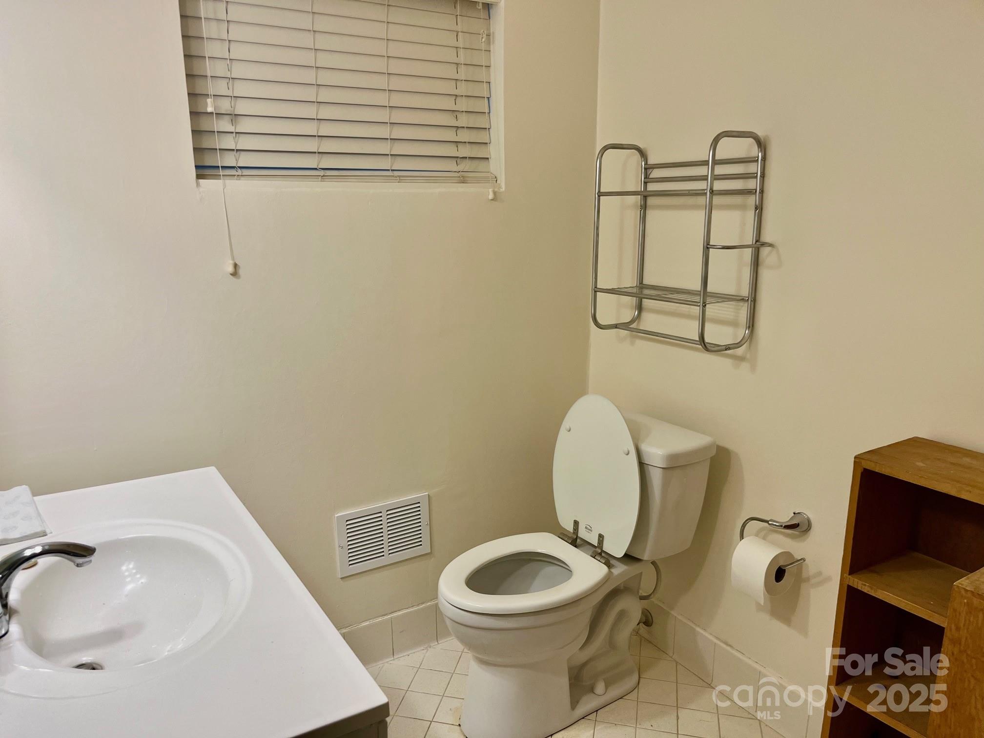 3010 Crosby Road, Unit 122 Charlotte, NC 28211 - Photo 23 of 38 a bathroom with a toilet sink and mirror