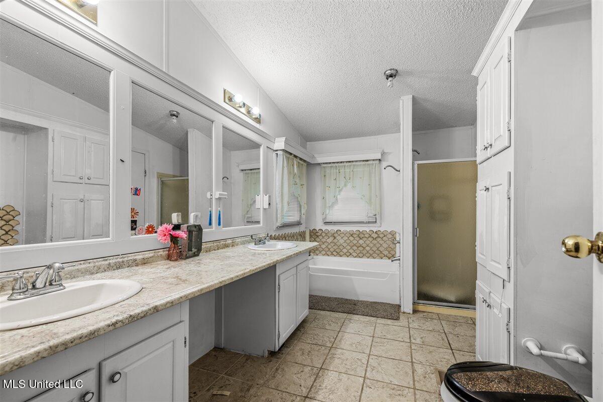 5631 Smith Grove Road Holly Springs, MS 38635 - Photo 29 of 37 29-Primary Bath