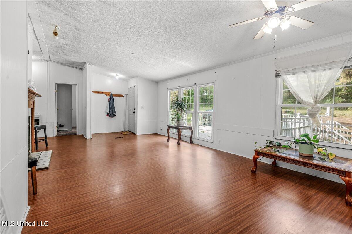5631 Smith Grove Road Holly Springs, MS 38635 - Photo 9 of 37 09-Living room