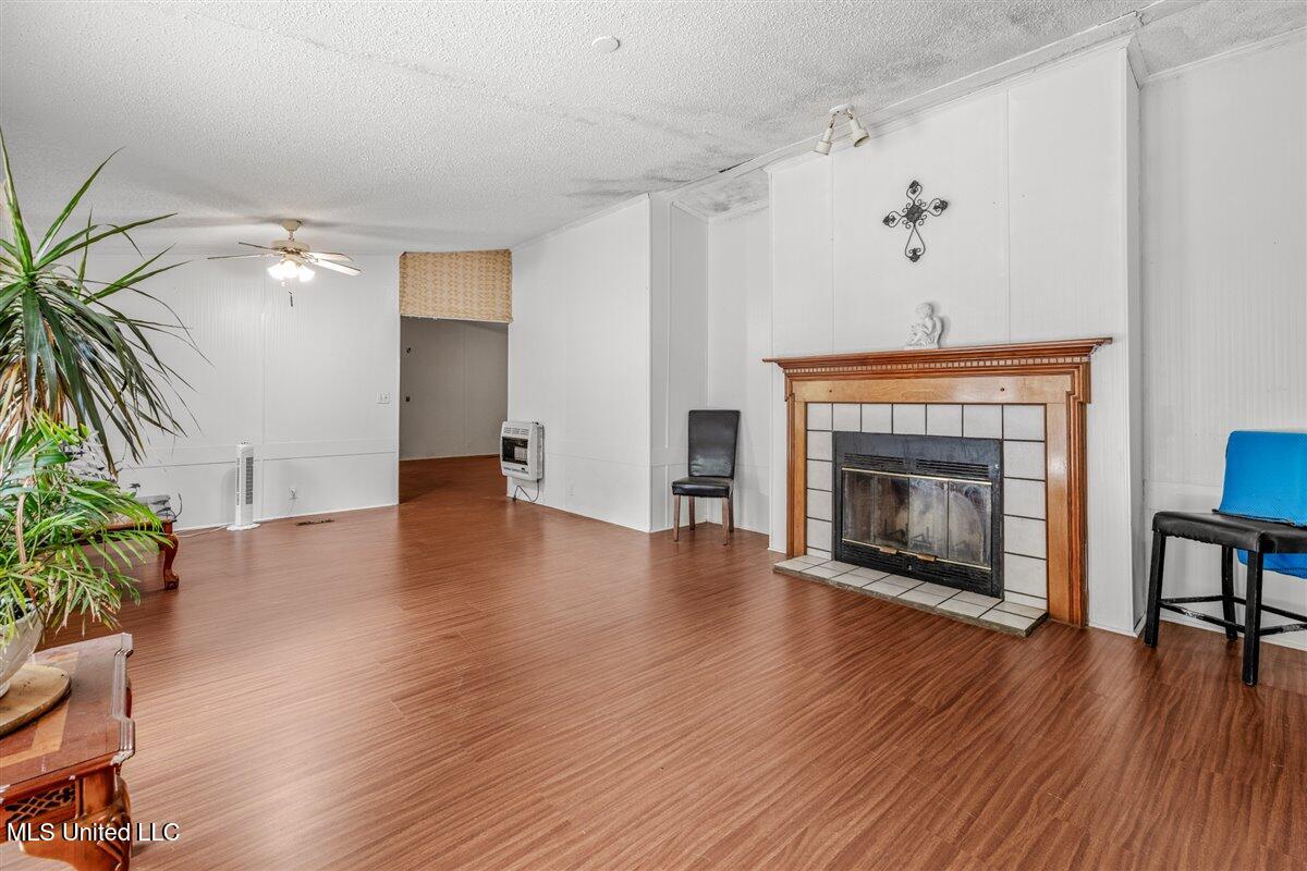 5631 Smith Grove Road Holly Springs, MS 38635 - Photo 10 of 37 10-Living room