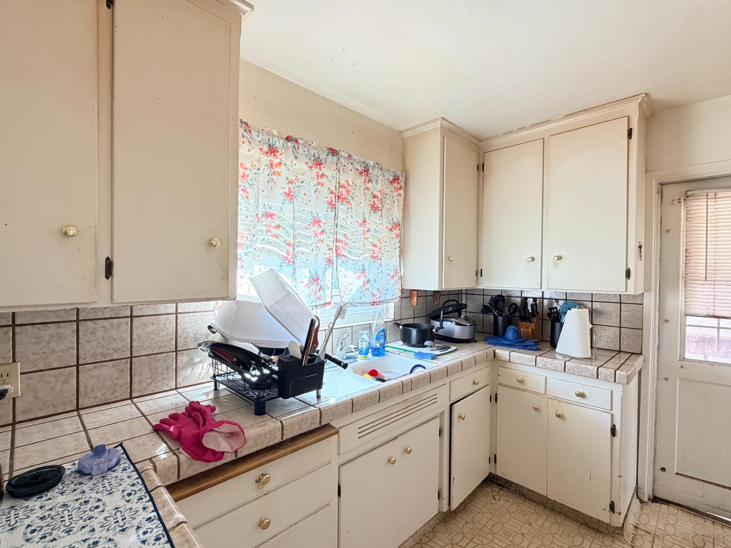 15445 West E Street Kerman, CA 93630 - Photo 5 of 12 a very nice looking room with many windows