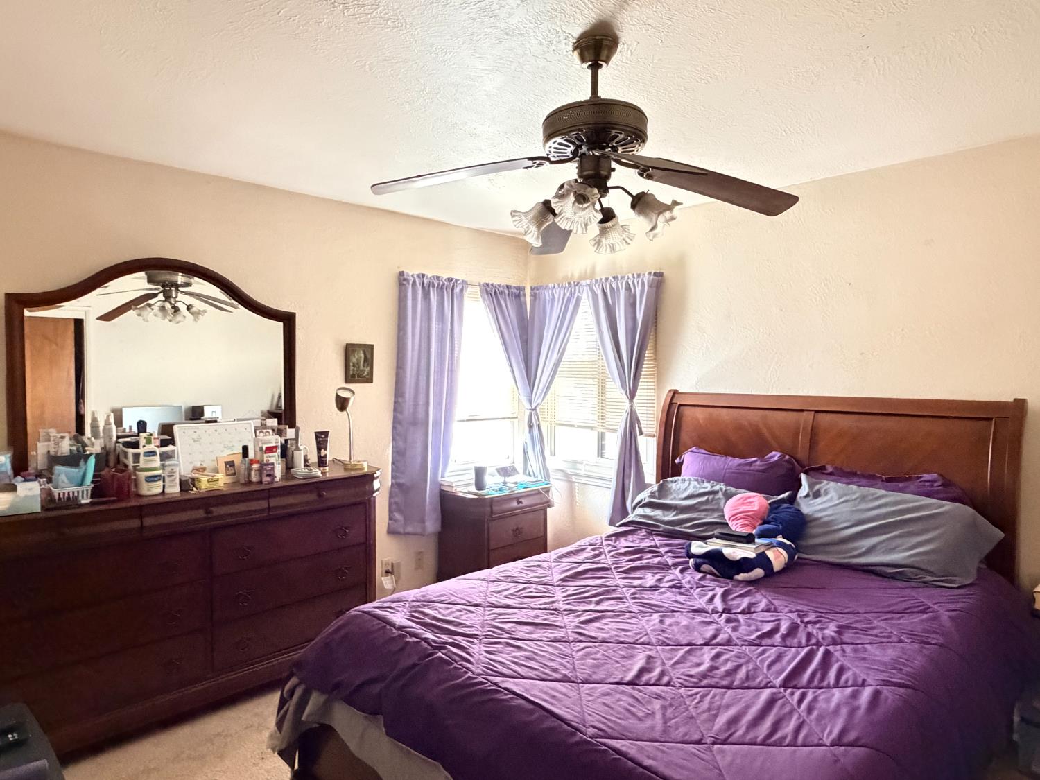 15445 West E Street Kerman, CA 93630 - Photo 7 of 12 a bedroom with a bed and a window