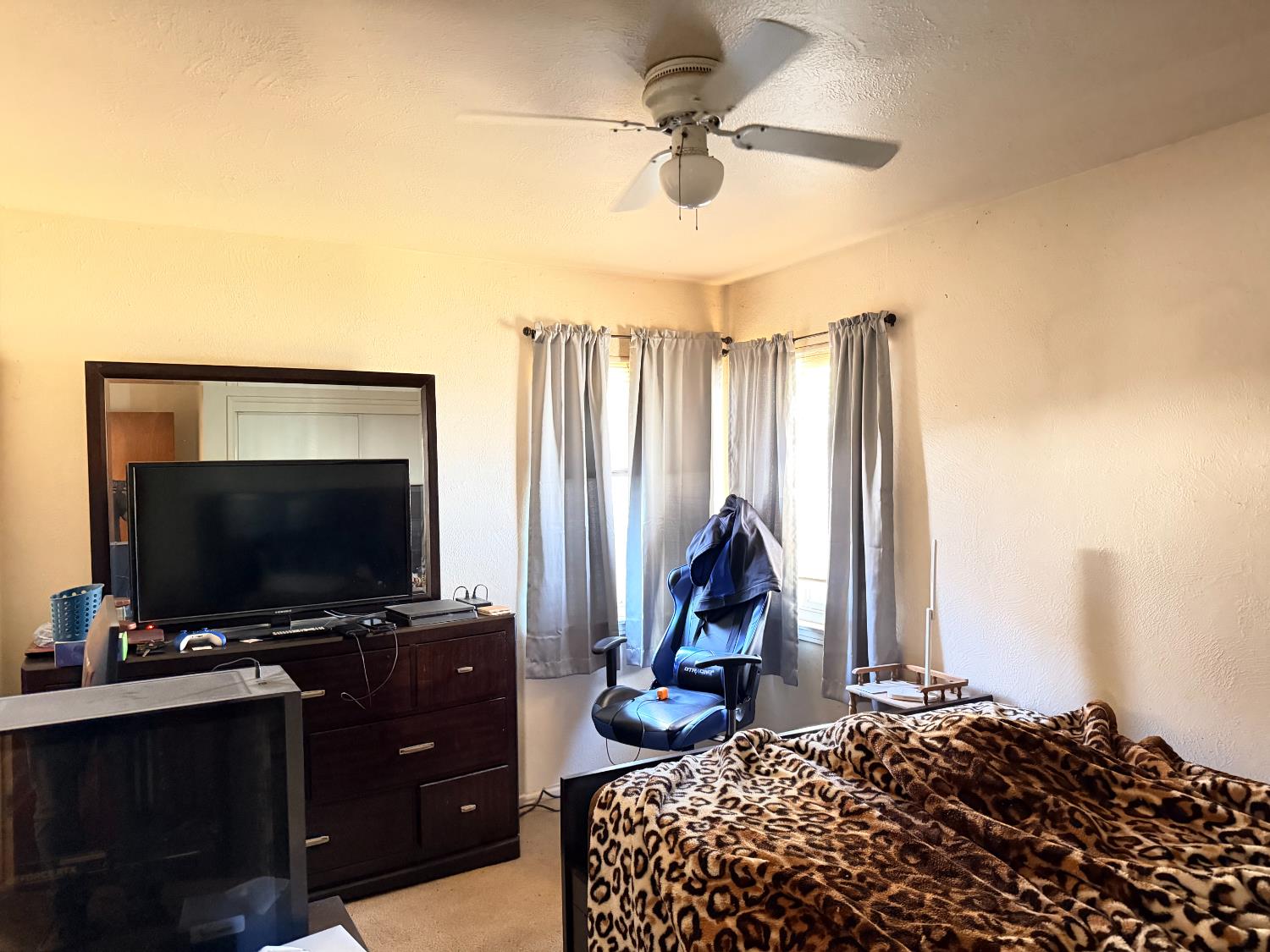 15445 West E Street Kerman, CA 93630 - Photo 8 of 12 a bedroom with a bed and a flat screen tv