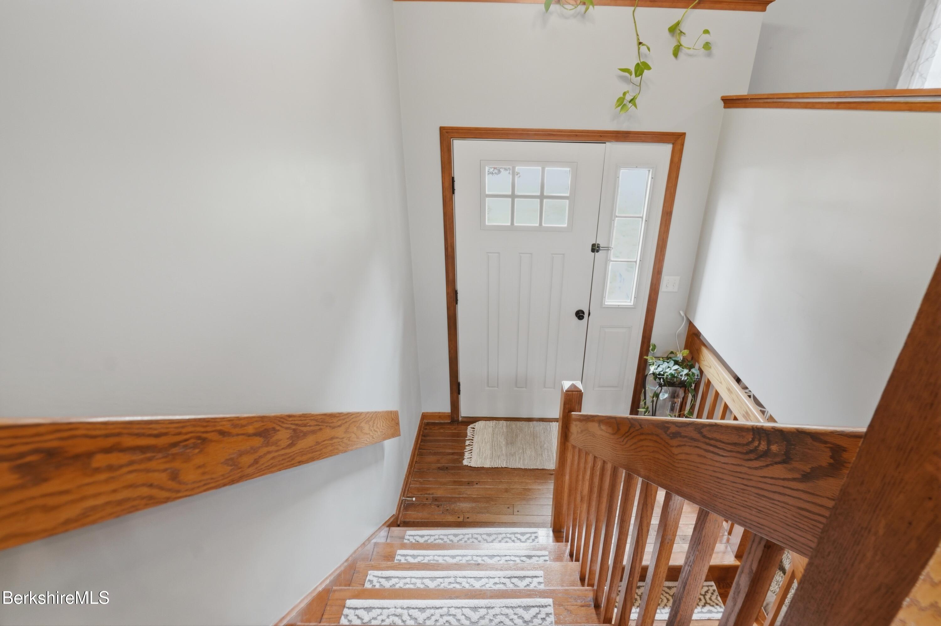 134 Oak Hill Road Pittsfield, MA 01201 - Photo 12 of 66 Entryway/Staircase