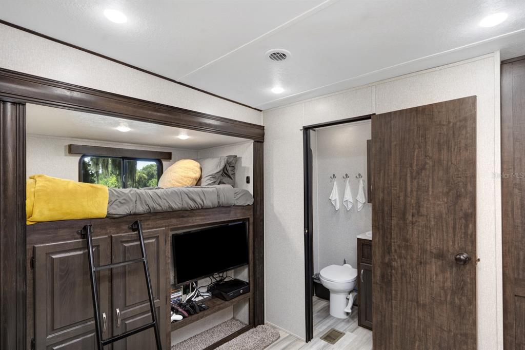 305 Linden Drive, Unit FIFTH WHEEL Ellenton, FL 34222 - Photo 11 of 18