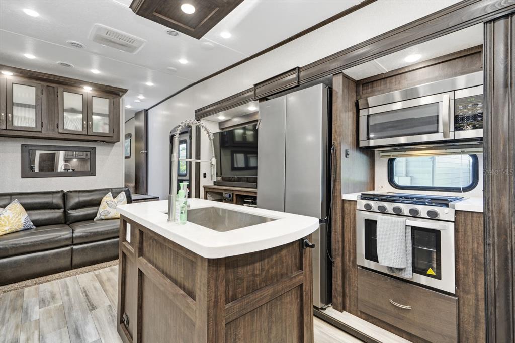 305 Linden Drive, Unit FIFTH WHEEL Ellenton, FL 34222 - Photo 2 of 18