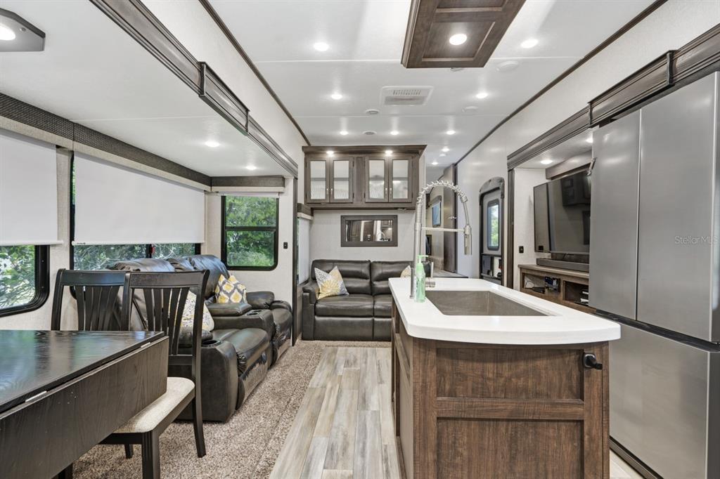 305 Linden Drive, Unit FIFTH WHEEL Ellenton, FL 34222 - Photo 3 of 18