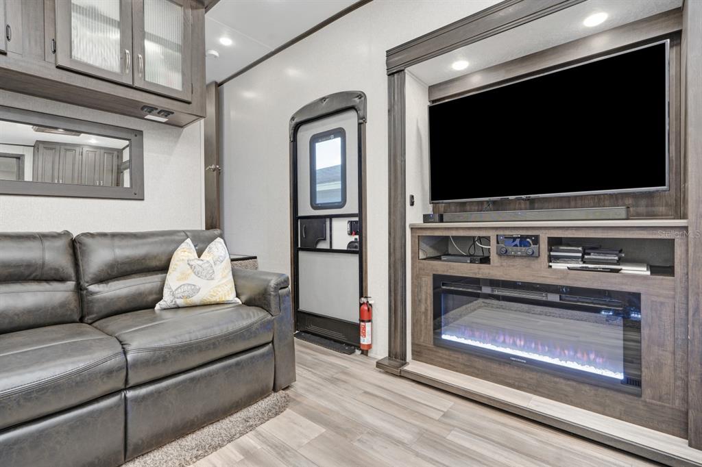 305 Linden Drive, Unit FIFTH WHEEL Ellenton, FL 34222 - Photo 6 of 18