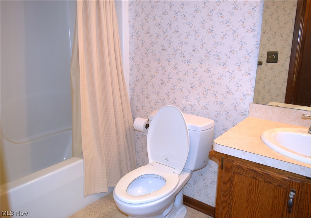 22522 Center Ridge Road, Unit E Rocky River, OH 44116 - Photo 20 of 22 Full bathroom featuring toilet, vanity, and shower / bathtub combination