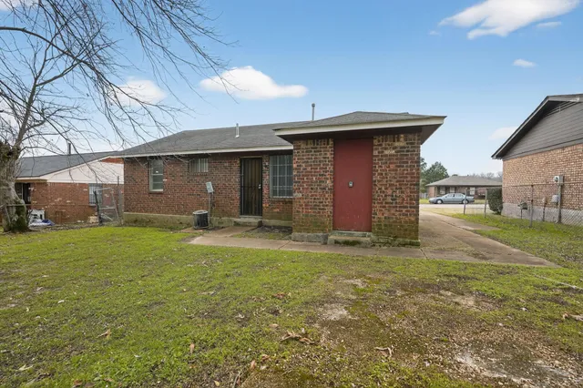 a view of a house with a yard