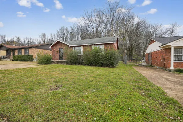 a view of a house with a yard