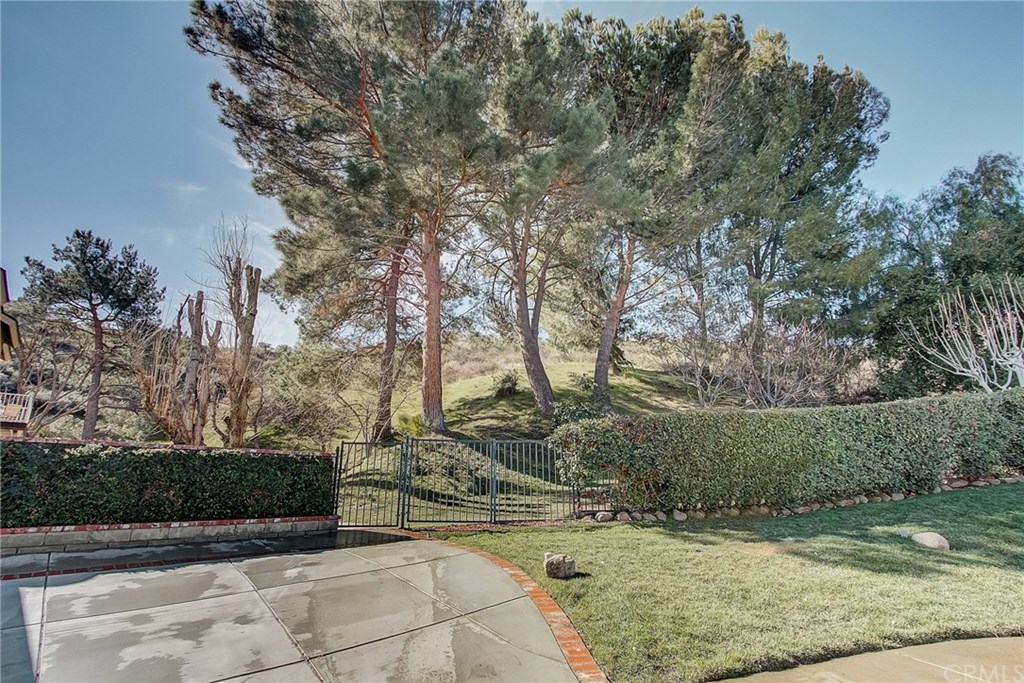 22868 Tamarack Lane Saugus, CA 91390 - Photo 3 of 36