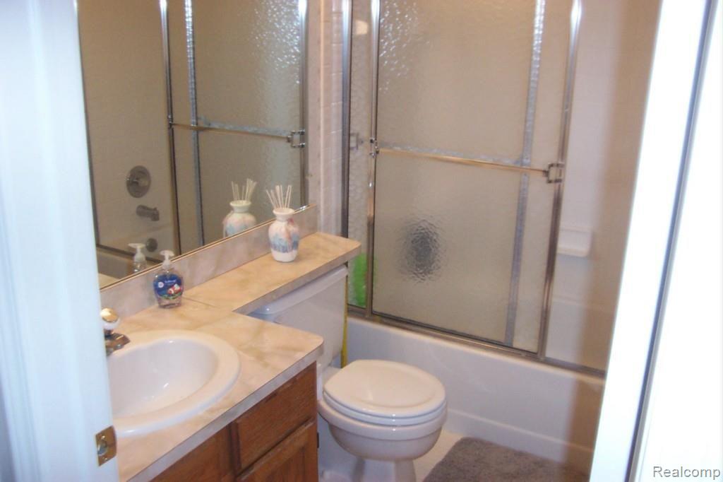 900 Ridge Court, Unit 121 Brighton, MI 48116 - Photo 16 of 19 main bath
