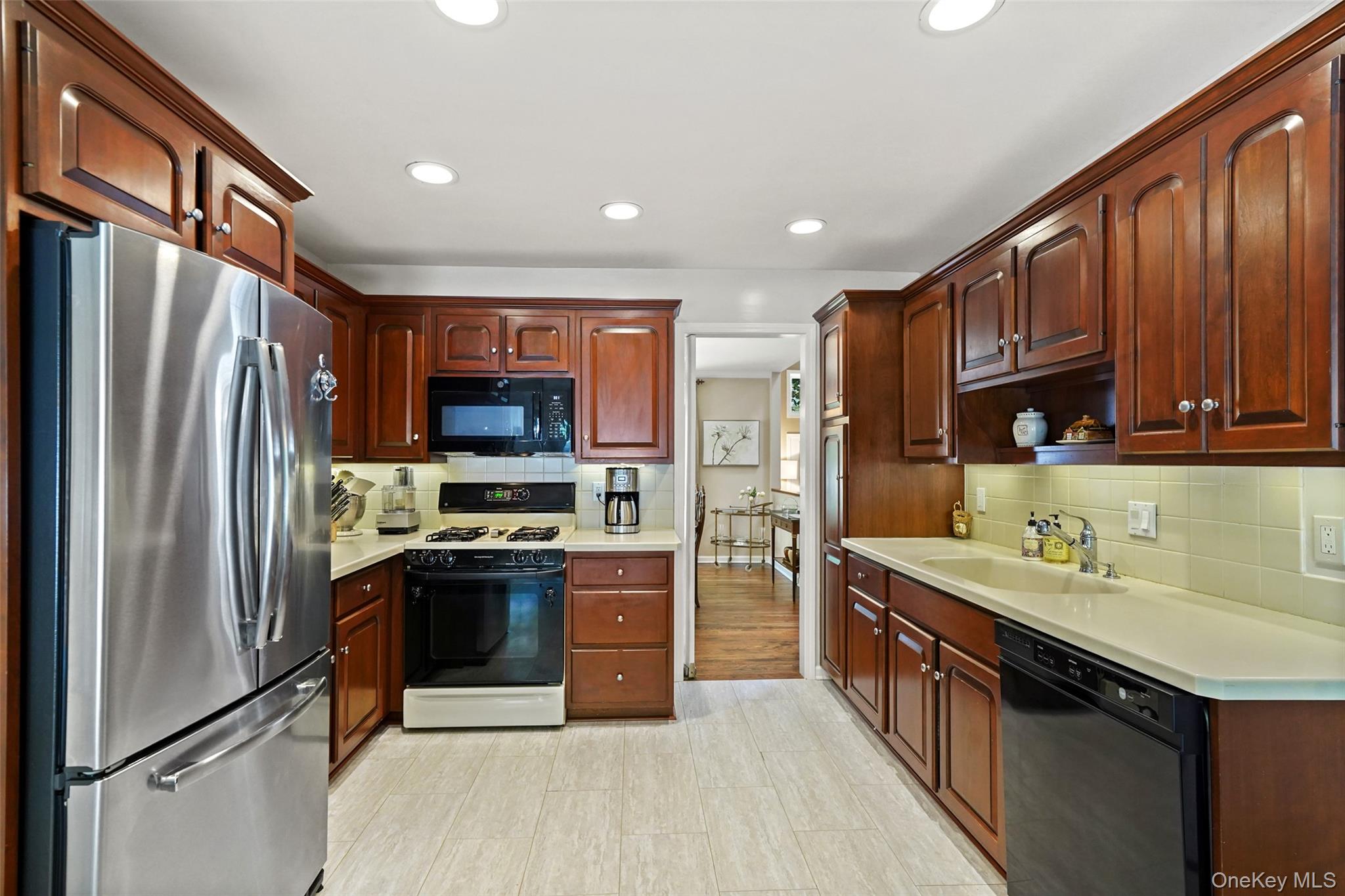 17 Cross River Road Mount Kisco, NY 10549 - Photo 6 of 22 Looking into the Dining Room