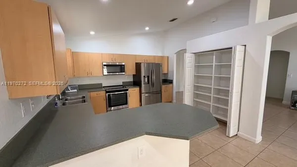 a view of entryway and kitchen