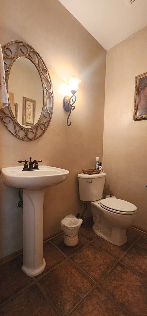 113 Sundance Road Matteson, IL 60443 - Photo 26 of 47 a bathroom with a toilet a sink and a mirror
