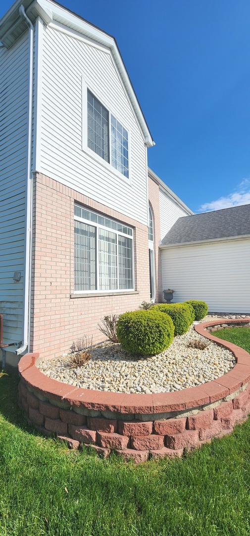 113 Sundance Road Matteson, IL 60443 - Photo 3 of 47 a front view of a house with a yard