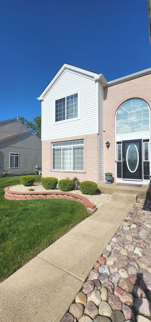 113 Sundance Road Matteson, IL 60443 - Photo 5 of 47 a front view of a house with a yard