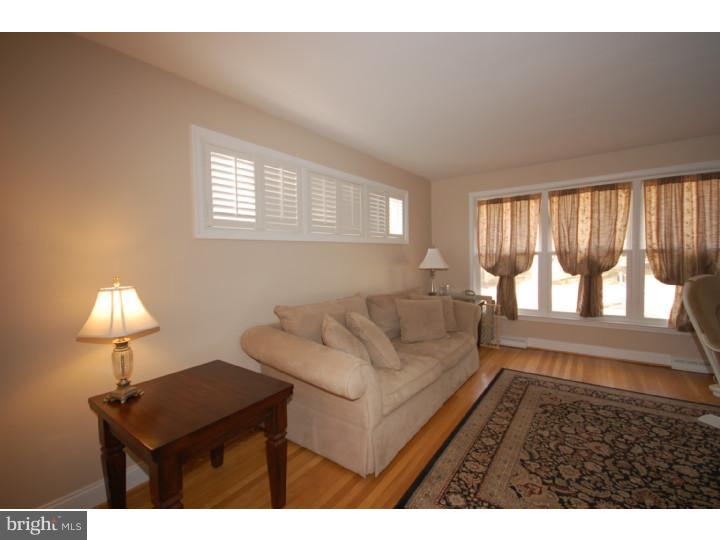 691 Brookwood Road Wayne, PA 19087 - Photo 3 of 25 Living Room