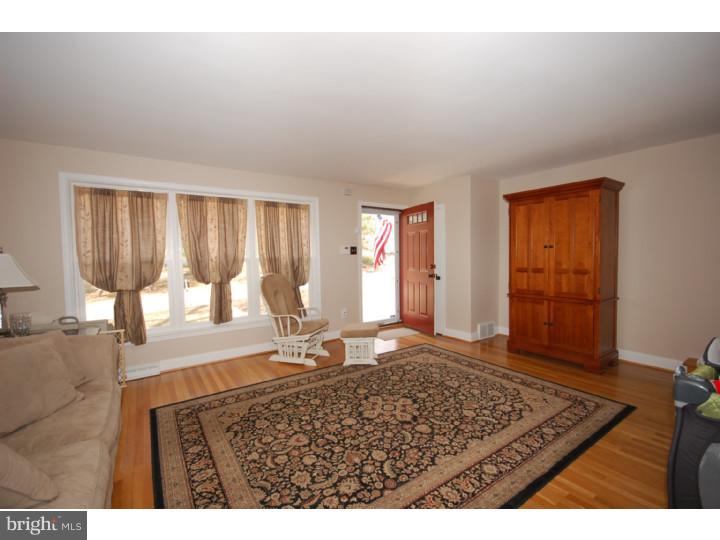691 Brookwood Road Wayne, PA 19087 - Photo 4 of 25 Living Room