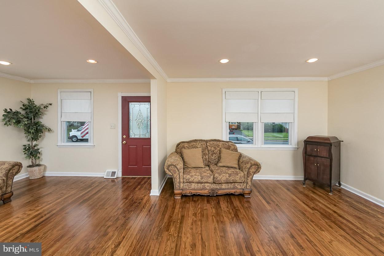 2606 Ambler Road Baltimore, MD 21222 - Photo 4 of 30 Living Room