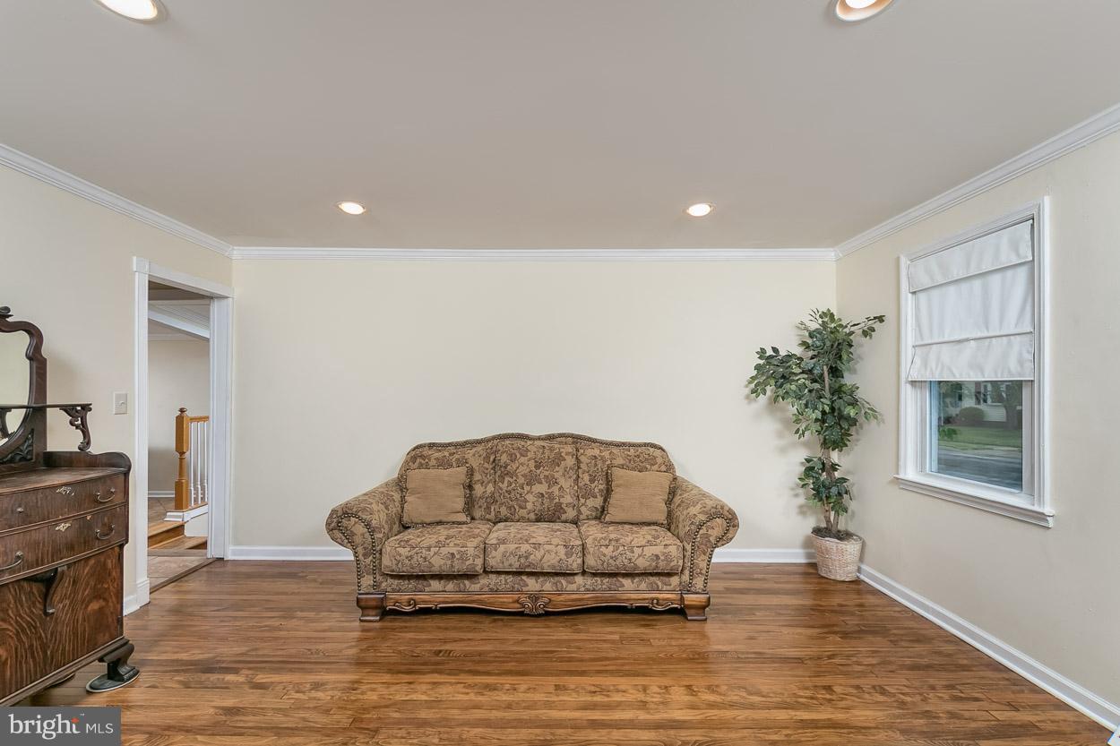 2606 Ambler Road Baltimore, MD 21222 - Photo 5 of 30 Living Room