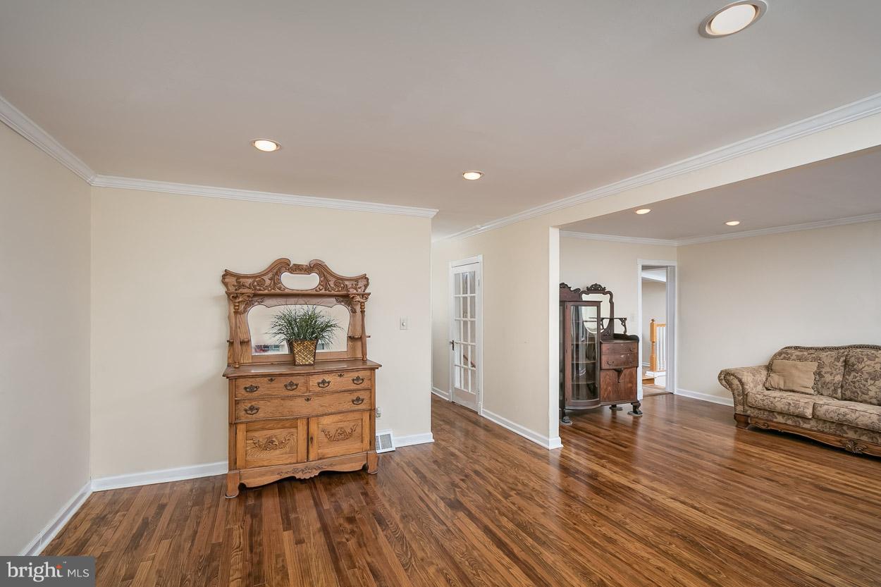 2606 Ambler Road Baltimore, MD 21222 - Photo 6 of 30 Living Room