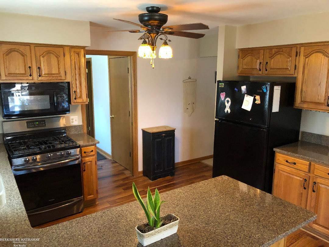 23307 Rochelle Street Macomb, MI 48042 - Photo 15 of 31 Kitchen